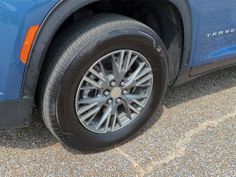 Used 2025 Chevrolet Traverse LT image 10