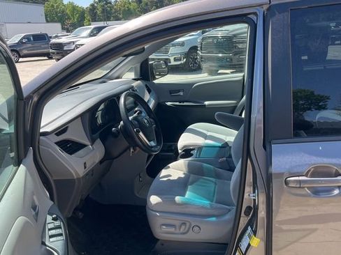 Used 2016 Toyota Sienna LE FWD image 3