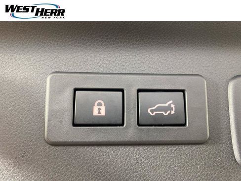 Used 2025 Subaru Forester Premium AWD/4WD image 18