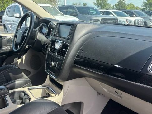 Used 2014 Chrysler Town & Country Touring-L FWD image 15