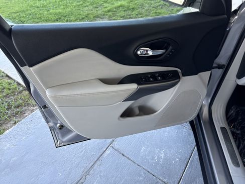 Used 2019 Jeep Cherokee Limited AWD/4WD image 13