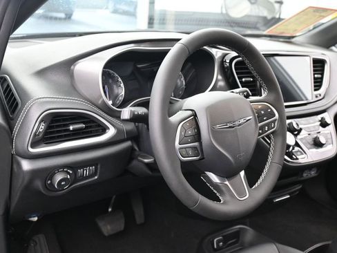 Used 2025 Chrysler Pacifica Select FWD image 13