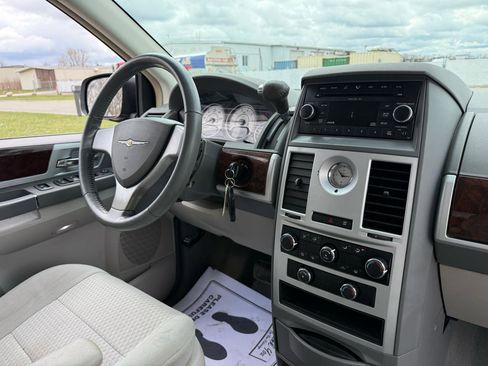 Used 2009 Chrysler Town & Country Touring FWD image 24
