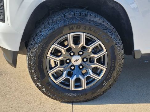 Used 2024 Chevrolet Colorado Z71 w/ Z71 Convenience Package 2 AWD/4WD image 18