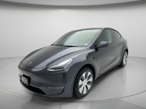 Used 2024 Tesla Model Y 2WD image 3