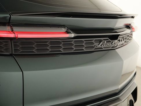Used 2025 Lamborghini Urus SE AWD/4WD image 39
