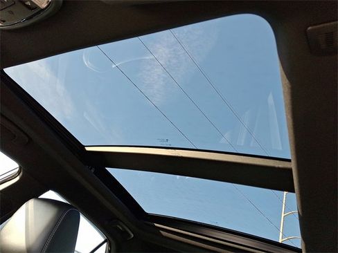 Used 2023 Chrysler 300 C image 14