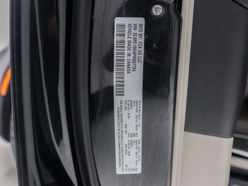 Used 2023 Chrysler Pacifica Touring-L FWD image 38