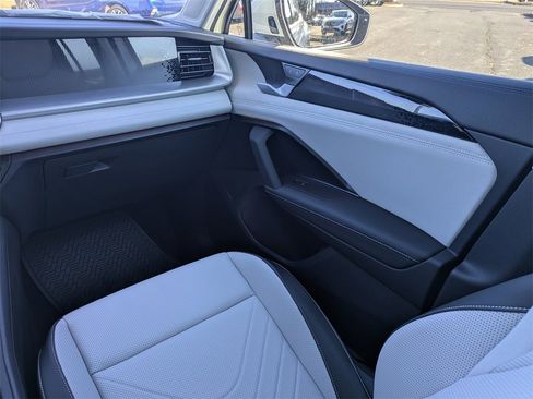 New 2025 Volkswagen Tiguan SE image 17