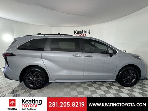 Certified 2024 Toyota Sienna XLE Woodland Edition image 4