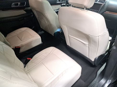 Used 2018 Ford Explorer Platinum AWD/4WD image 11