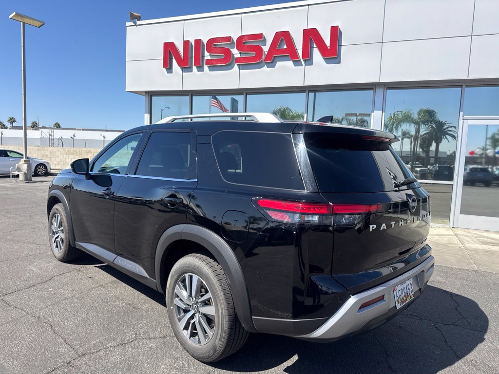 Used 2025 Nissan Pathfinder SL AWD/4WD image 2