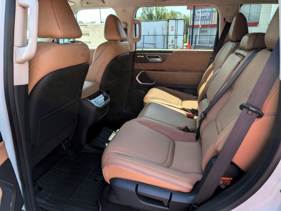 Used 2026 INFINITI QX80 Luxe w/ Cargo Package AWD/4WD image 12