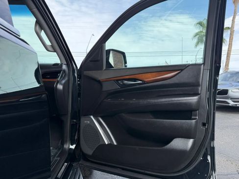 Used 2018 Cadillac Escalade Luxury AWD/4WD image 34