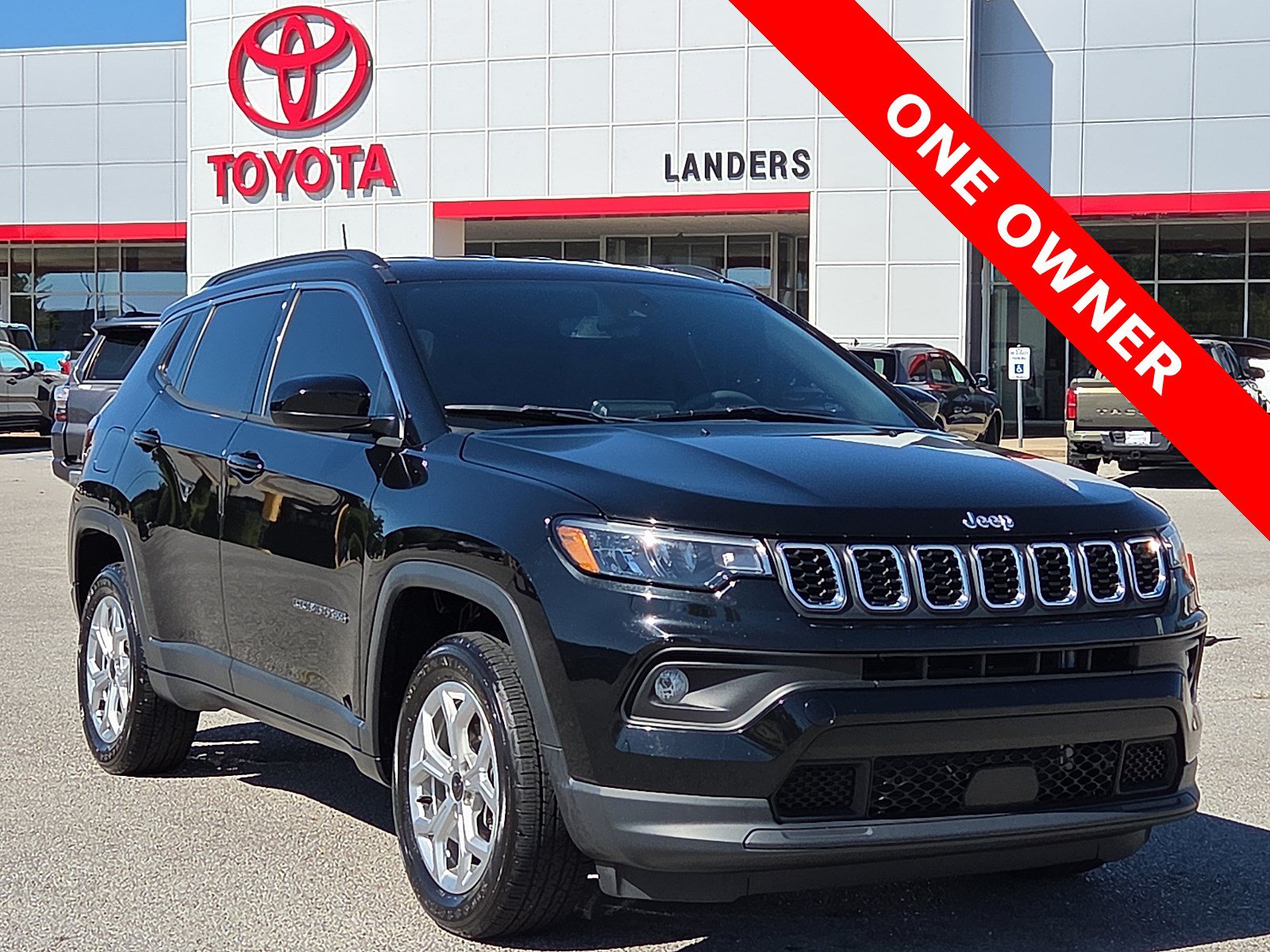 Used 2025 Jeep Compass Latitude w/ Convenience Group AWD/4WD image 1
