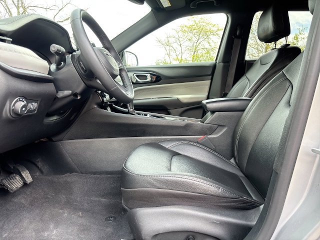 Used 2025 Jeep Compass Limited AWD/4WD image 18