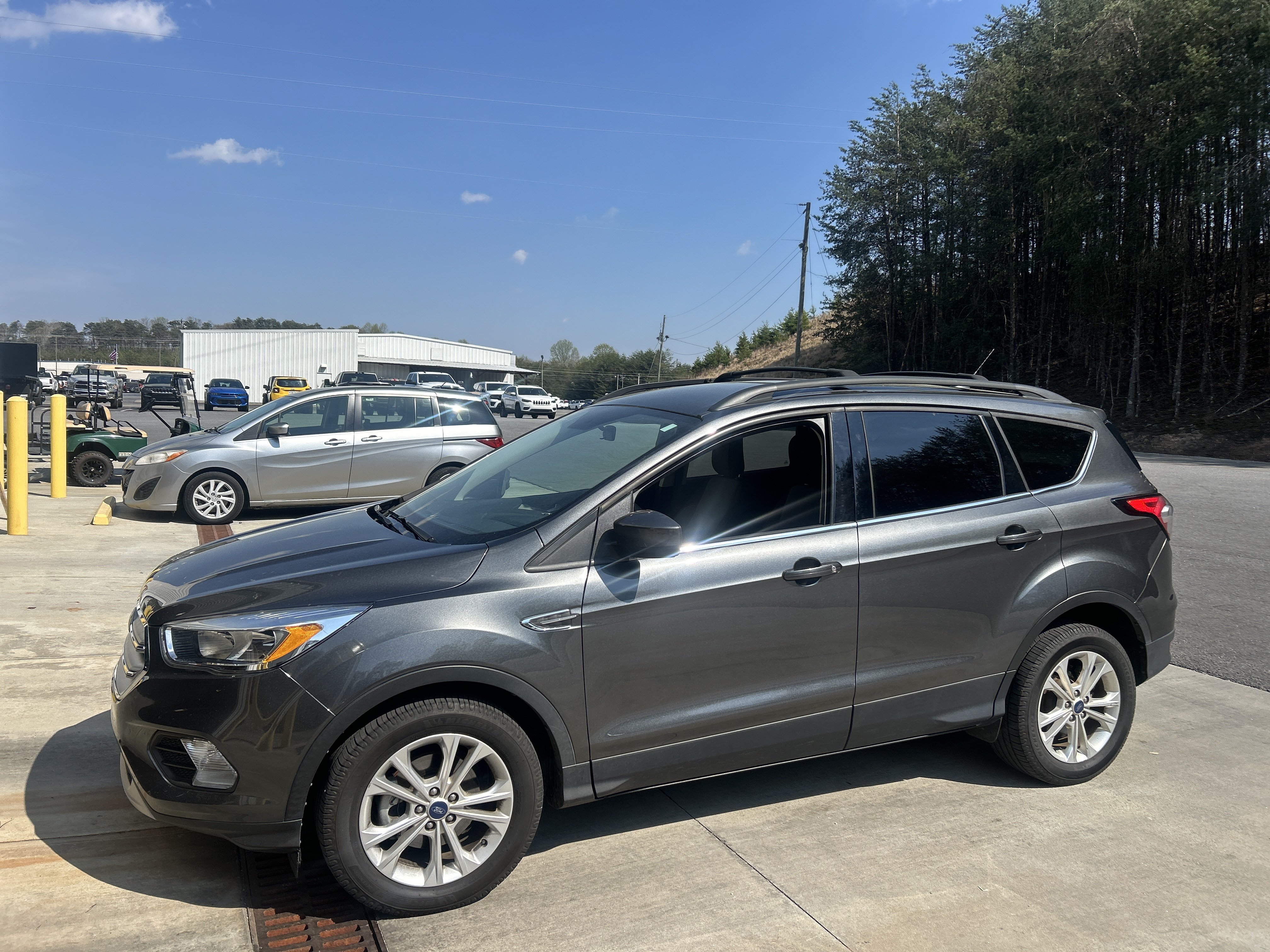 Used 2018 Ford Escape SE FWD image 2