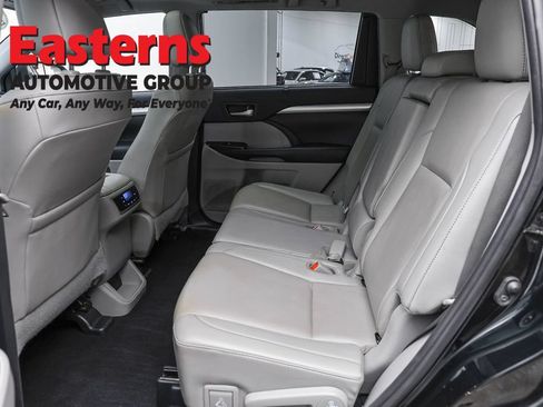 Used 2019 Toyota Highlander XLE AWD/4WD image 22