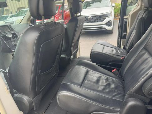 Used 2014 Chrysler Town & Country Touring FWD image 22