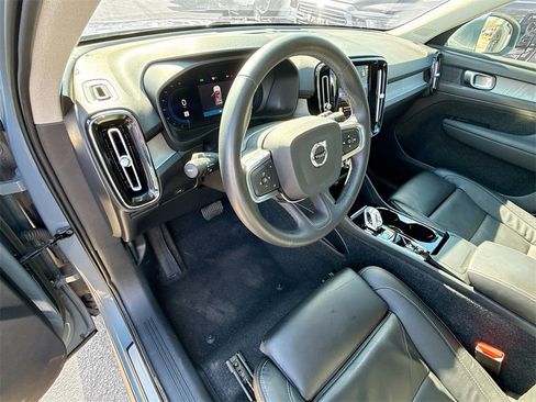 Used 2023 Volvo XC40 B4 Plus image 23
