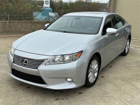 Used 2014 Lexus ES 300h w/ Luxury Package w/Bamboo Trim FWD image 10
