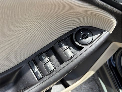 Used 2016 Ford Focus SE FWD image 16