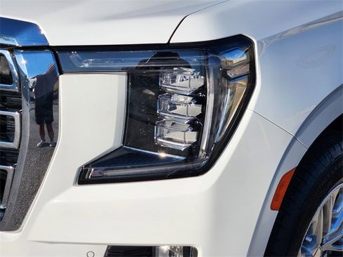 Used 2024 GMC Yukon XL SLT w/ SLT Luxury Package image 9