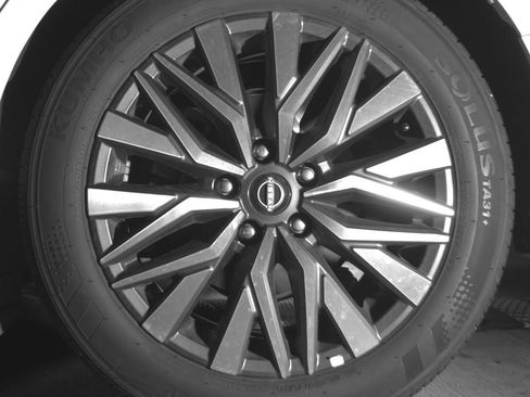 Used 2025 Nissan Altima 2.5 SV FWD image 14