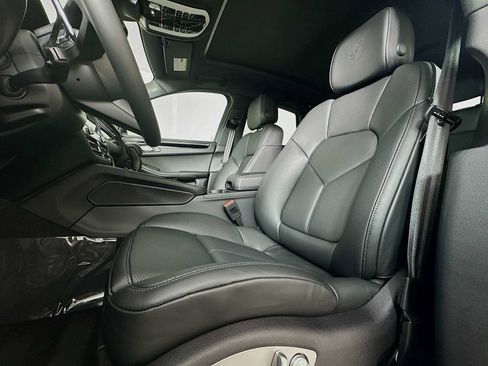 New 2026 Porsche Macan image 5