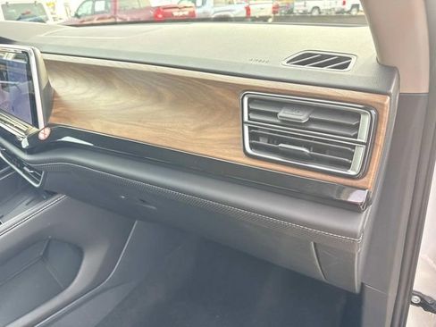 Used 2025 Volkswagen Atlas SE image 25