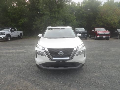 Used 2023 Nissan Rogue SV w/ SV Premium Package AWD/4WD image 2