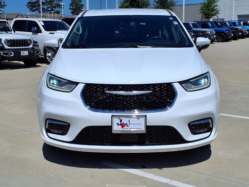 Used 2023 Chrysler Pacifica Touring-L FWD image 4