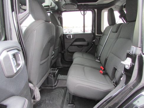 Used 2018 Jeep Wrangler Unlimited Sahara image 5