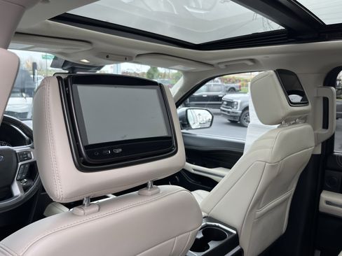Used 2021 Ford Expedition Platinum image 12