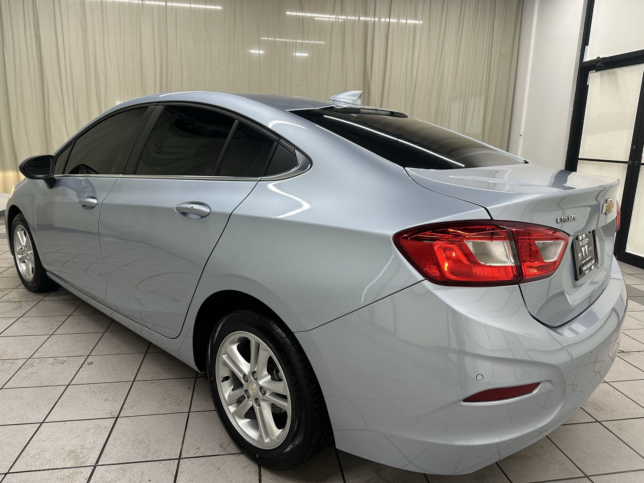 Certified 2018 Chevrolet Cruze LT w/ Convenience Package FWD image 9