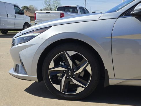 Used 2023 Hyundai Elantra Limited image 29