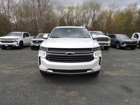 Used 2024 Chevrolet Suburban LT w/ LT Signature Package AWD/4WD image 2