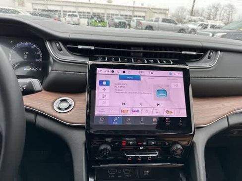 Used 2025 Jeep Grand Cherokee Summit w/ Obsidian Package image 8