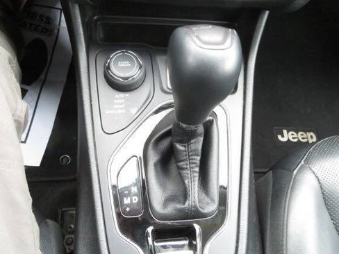 Used 2019 Jeep Cherokee Limited image 25