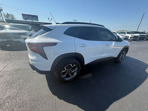 Used 2025 Chevrolet Trax LT w/ Sunroof Package image 3