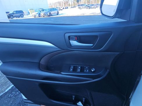 Used 2018 Toyota Highlander XLE image 24
