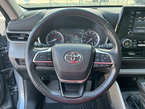Used 2022 Toyota Highlander XLE FWD image 17