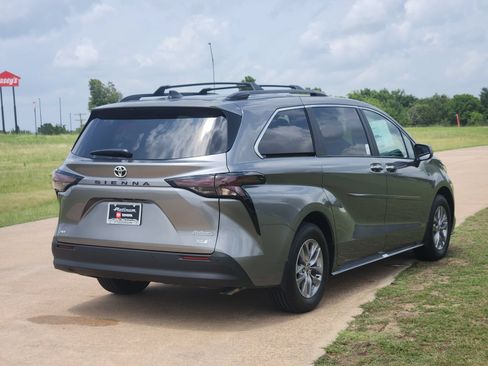 New 2026 Toyota Sienna XLE FWD image 4