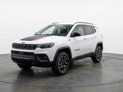 Used 2025 Jeep Compass Trailhawk AWD/4WD image 3