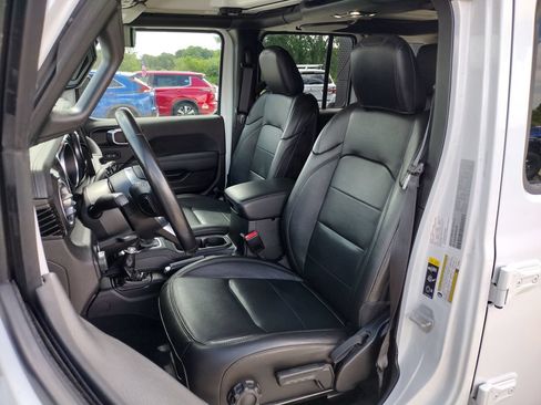 Used 2023 Jeep Wrangler Unlimited Sahara AWD/4WD image 2