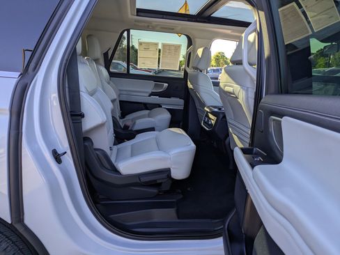 Certified 2025 Ford Expedition Max Platinum w/ Driver's Package AWD/4WD image 35