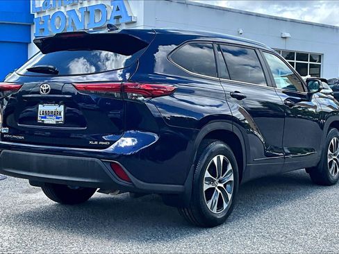 Used 2023 Toyota Highlander XLE AWD/4WD image 2