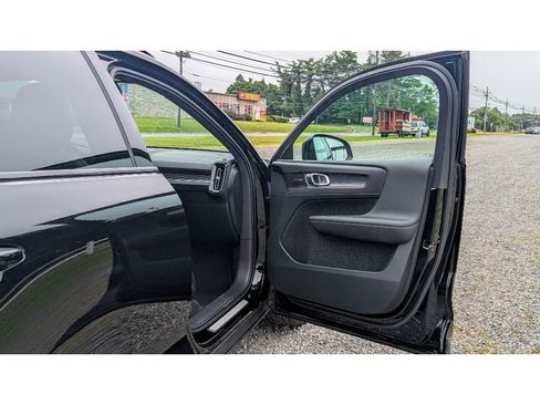 Used 2019 Volvo XC40 T5 R-Design image 11