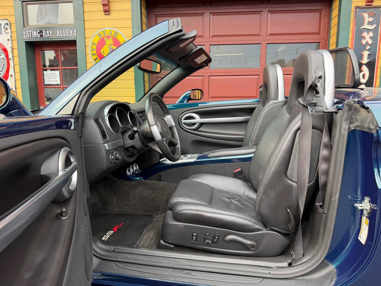Used 2005 Chevrolet SSR w/ Preferred Equipment Group RWD image 20