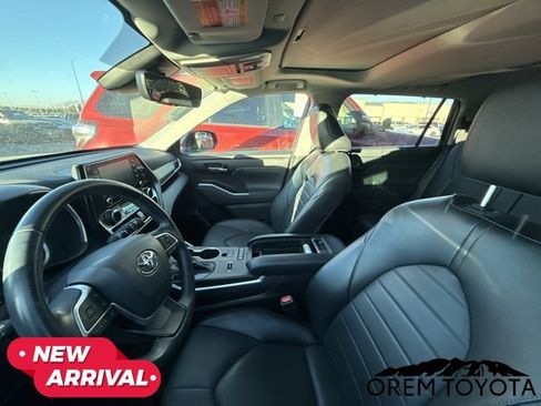 Used 2022 Toyota Highlander XLE AWD/4WD image 15